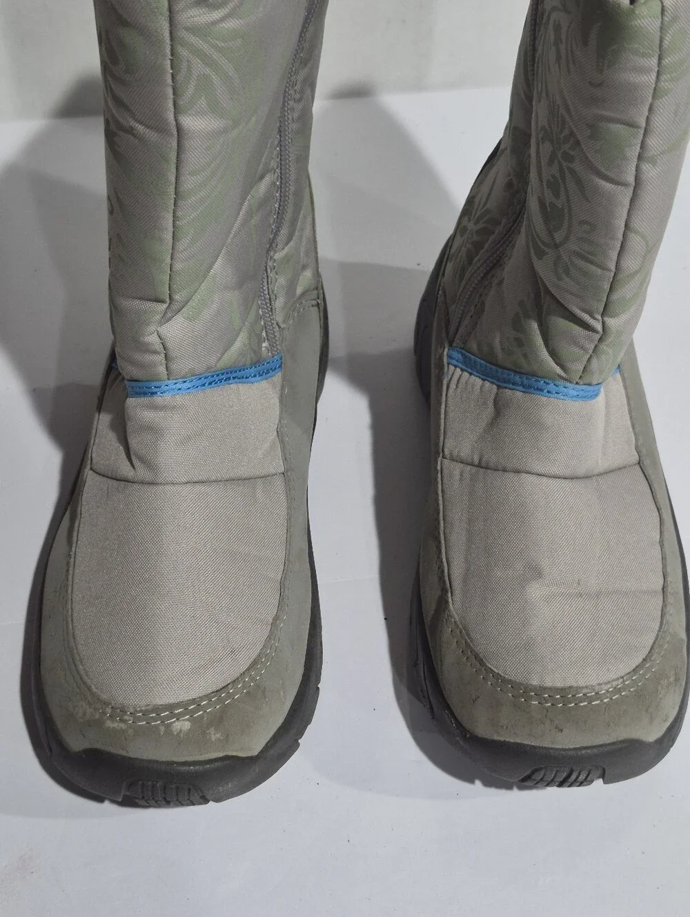 Women’s Light Gray Winter Boots with Blue Accent Size 7